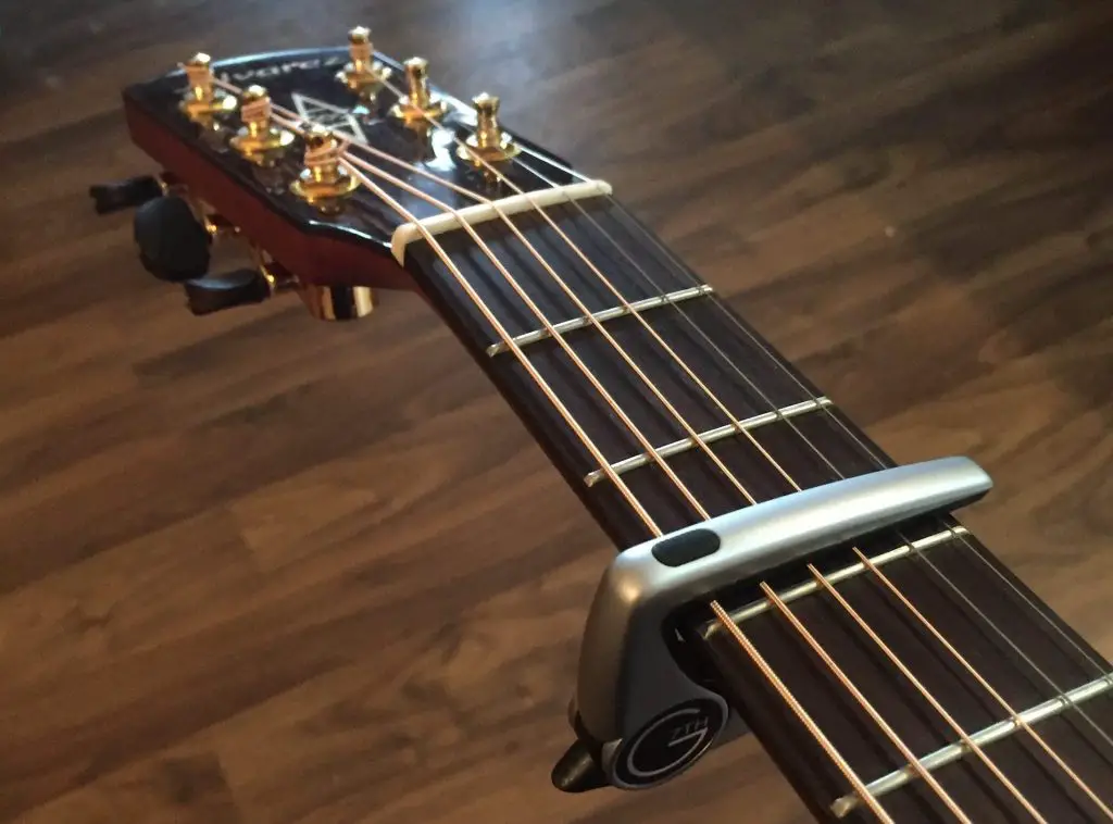 g7th capo on fretboard
