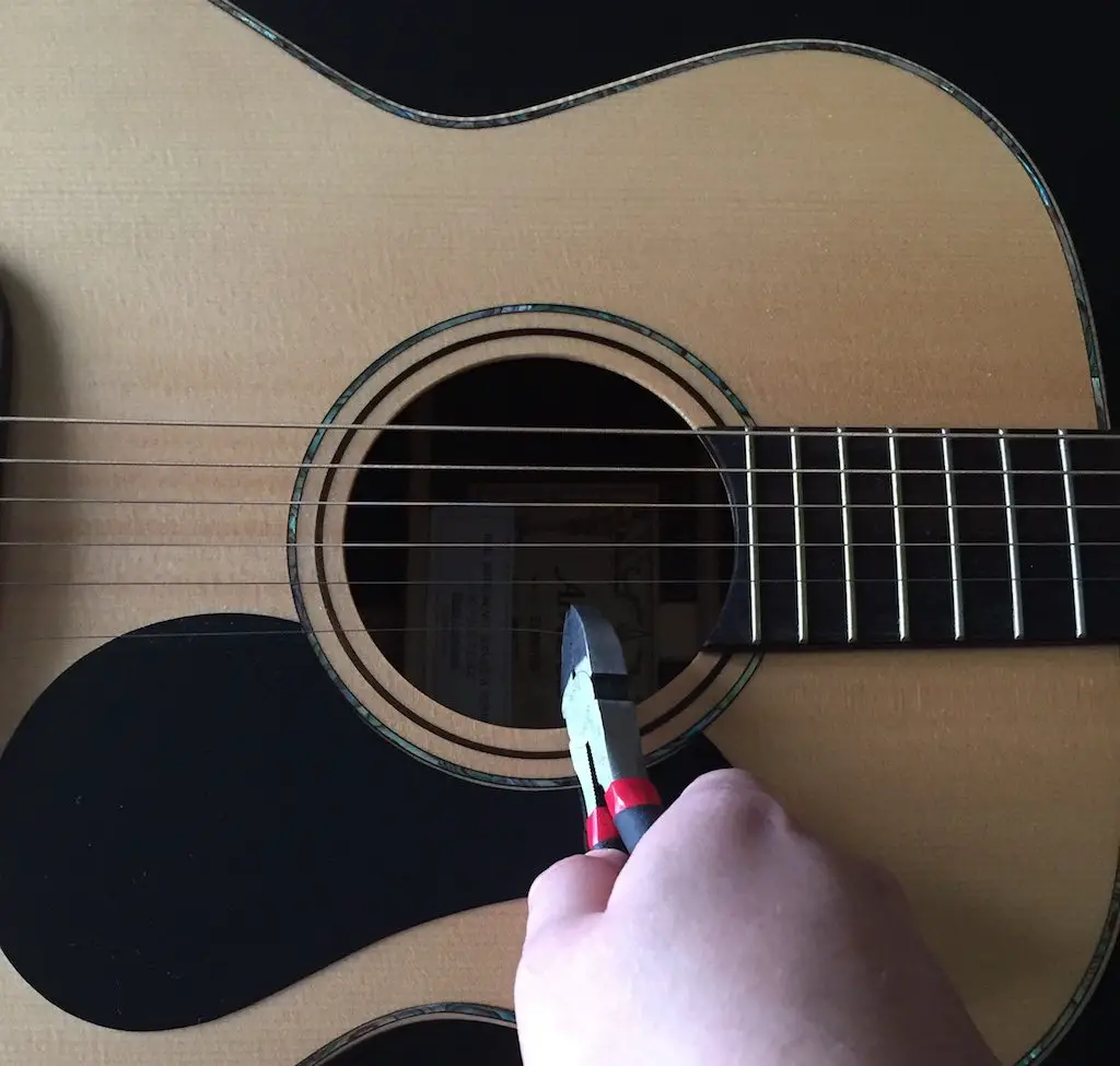 cutting guitar string