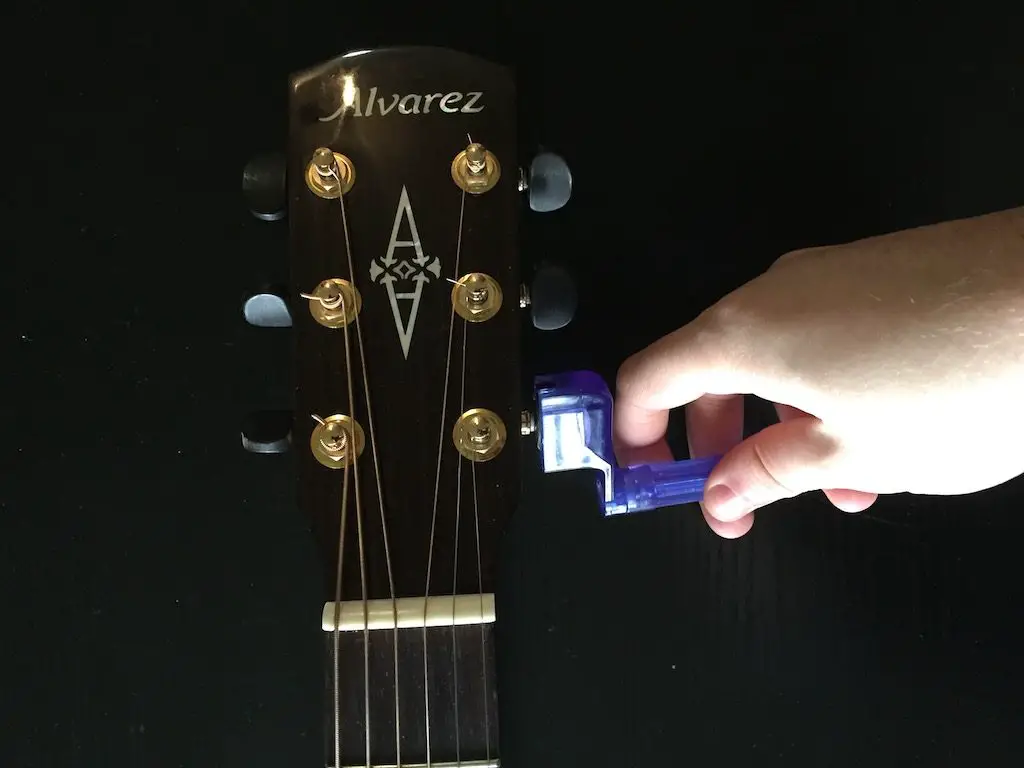loosening guitar strings